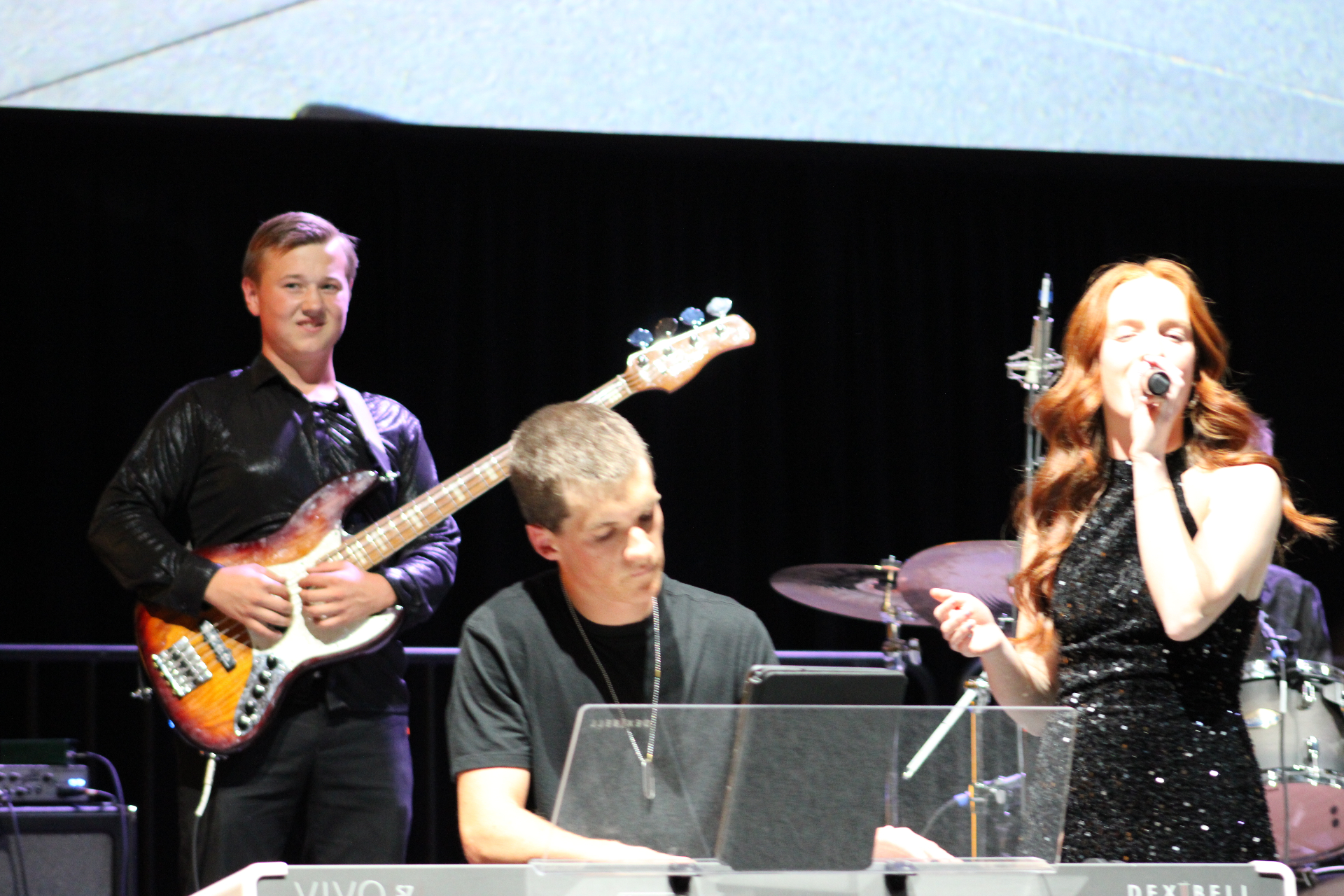 The house band brings the room to full volume between award segments.
