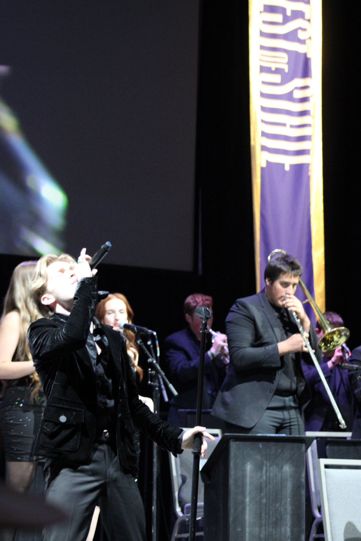 Live entertainment brings the room to full volume between awards.